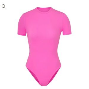 Skims Neón orchid bodysuit